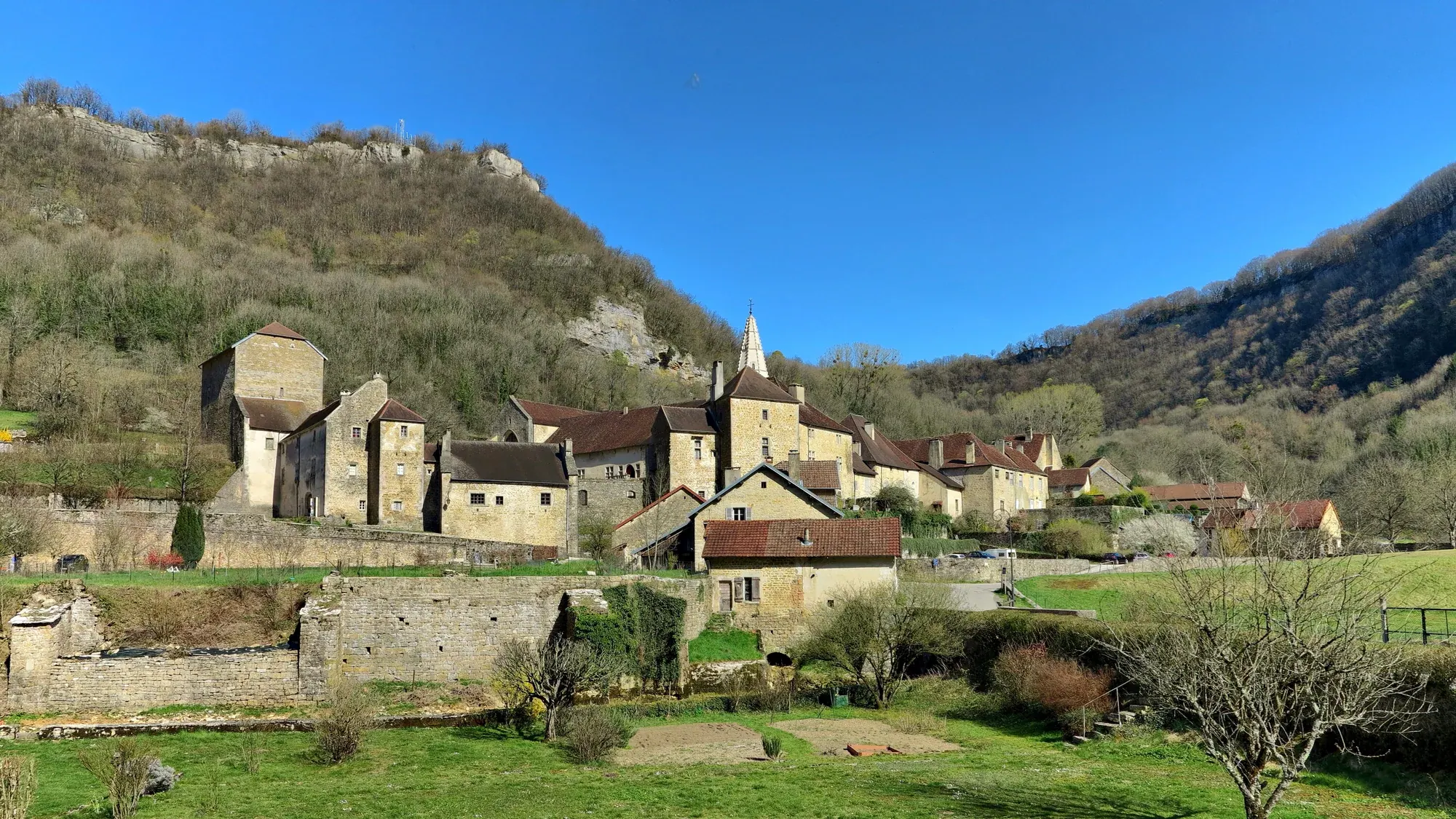 Abbaye de Baume-les-Messieurs au cœur de la reculée