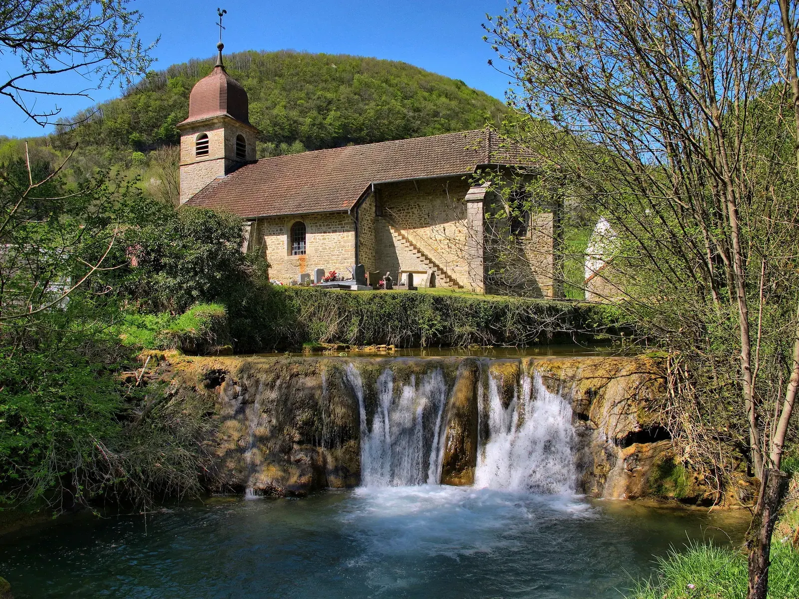 Église et petite cascade de la Seille à Blois-sur-Seille