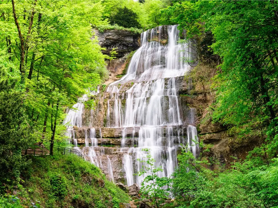 Cascade du Hérisson au milieu de la forêt jurassienne
