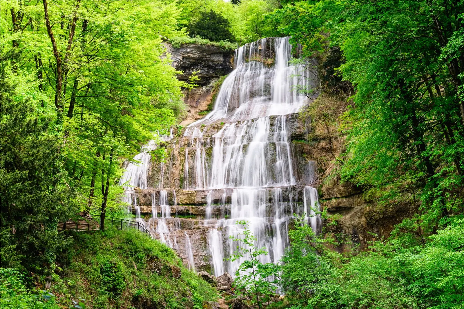 Cascade du Hérisson au milieu de la forêt jurassienne