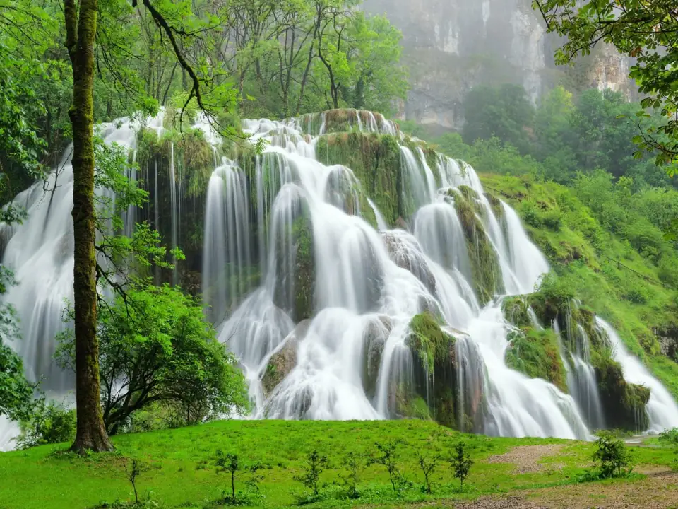 Cascade des Tufs à Baume-les-Messieurs sur une paroi couverte de mousse