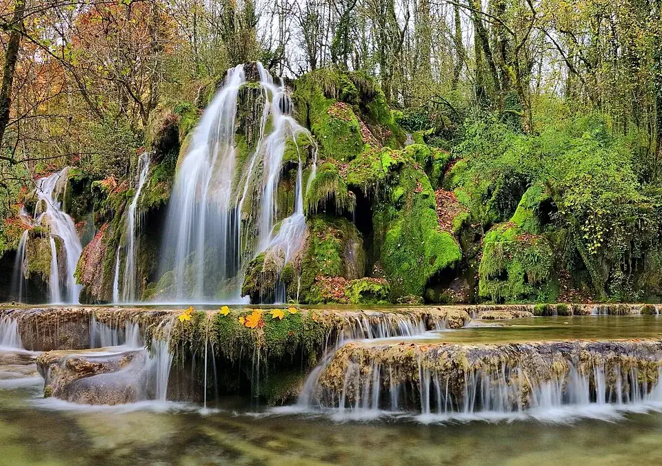 Cascade des Tufs aux Planches-près-d’Arbois entourée par la forêt