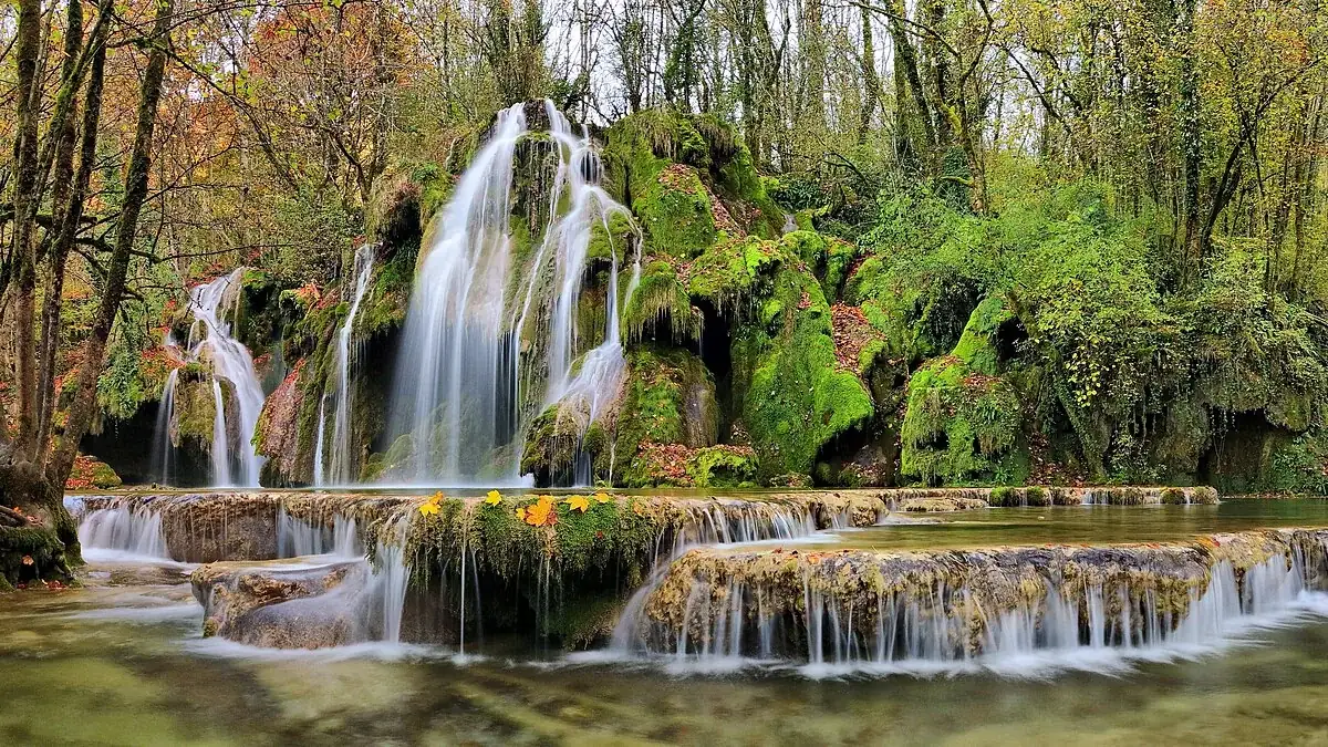 Cascade des Tufs aux Planches-près-d’Arbois entourée par la forêt