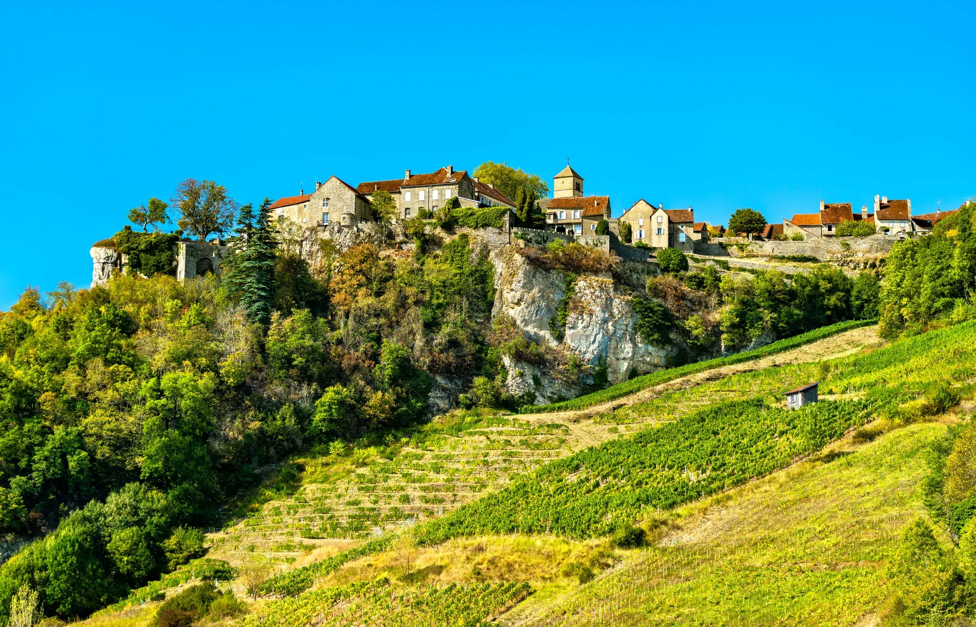 Village de Château-Chalon dominant le vignoble jurassien