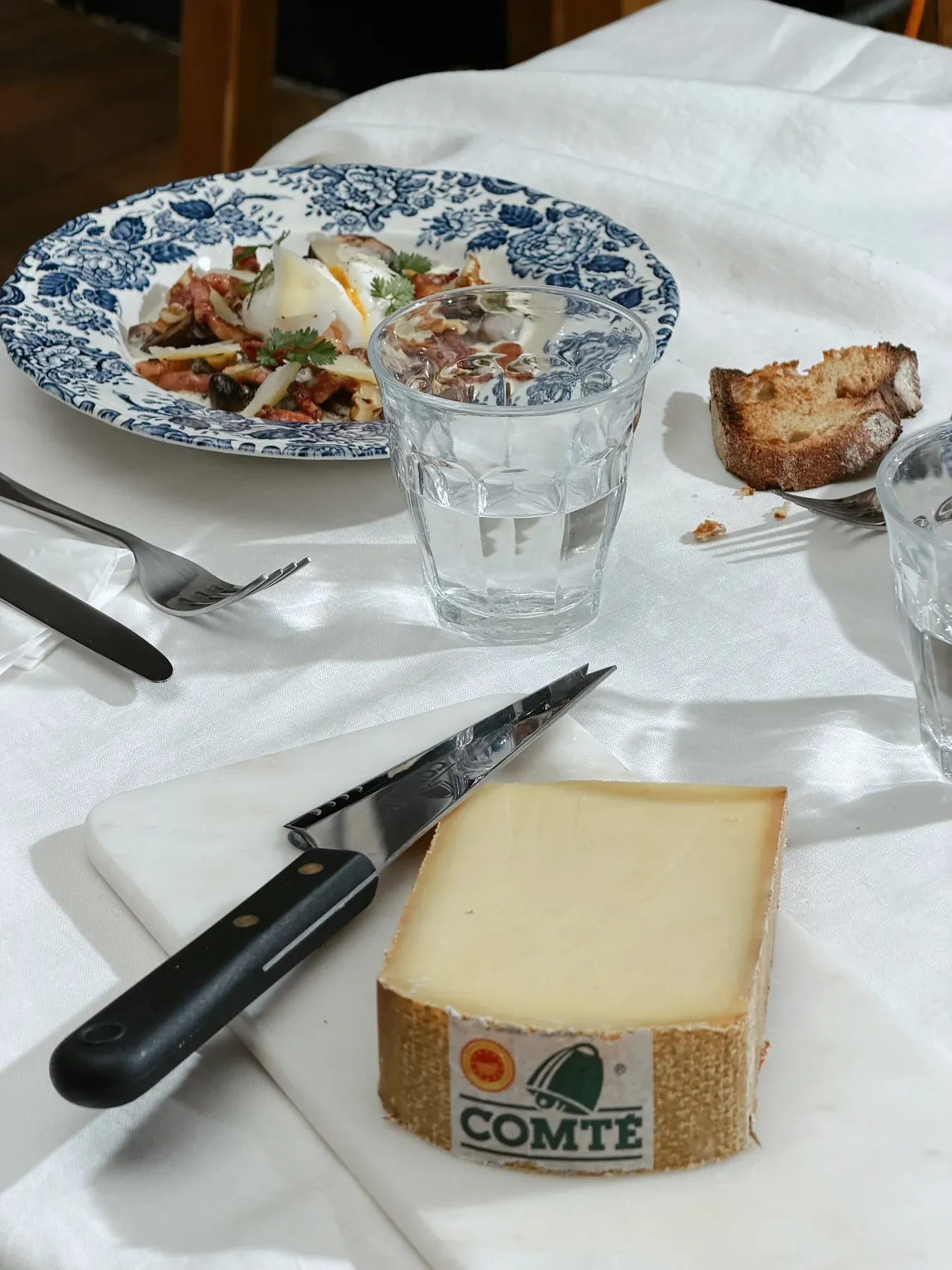 Comté et assiette préparée illustrant la valorisation culinaire du terroir jurassien