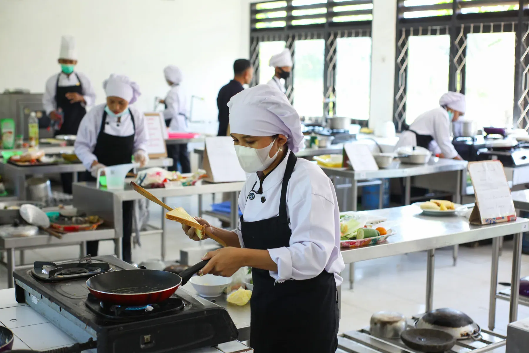 Élèves en formation pratique dans une cuisine pédagogique