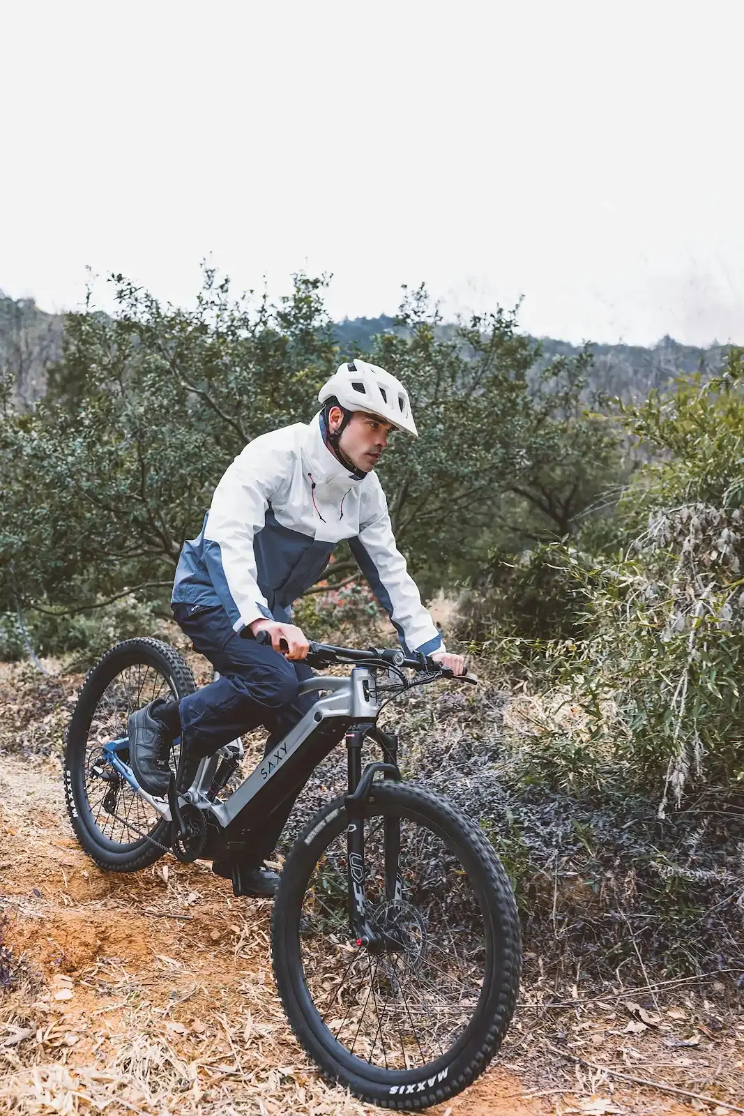 Participant en VTT sur un sentier naturel