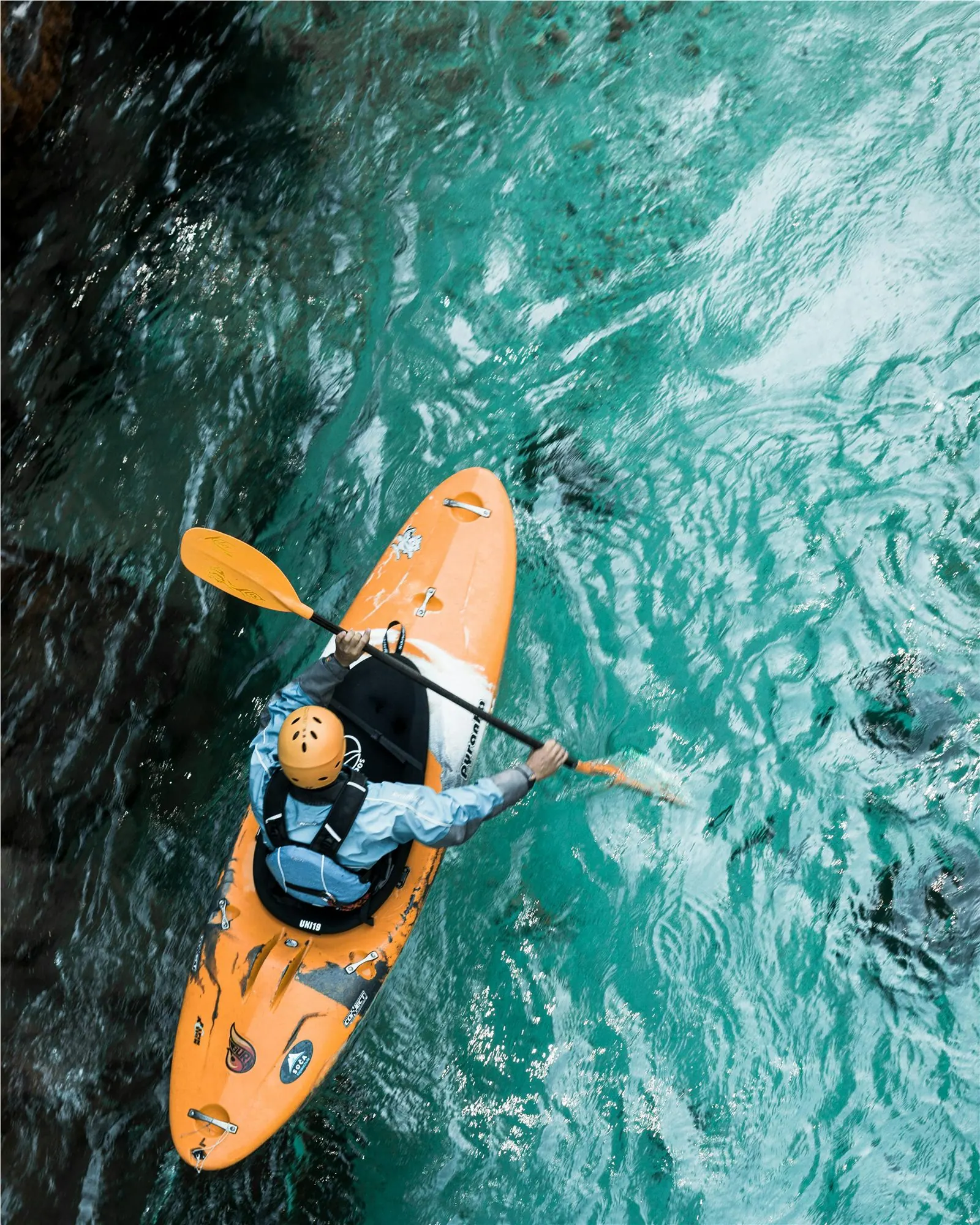 Activité de kayak proposée sur un lac du Jura