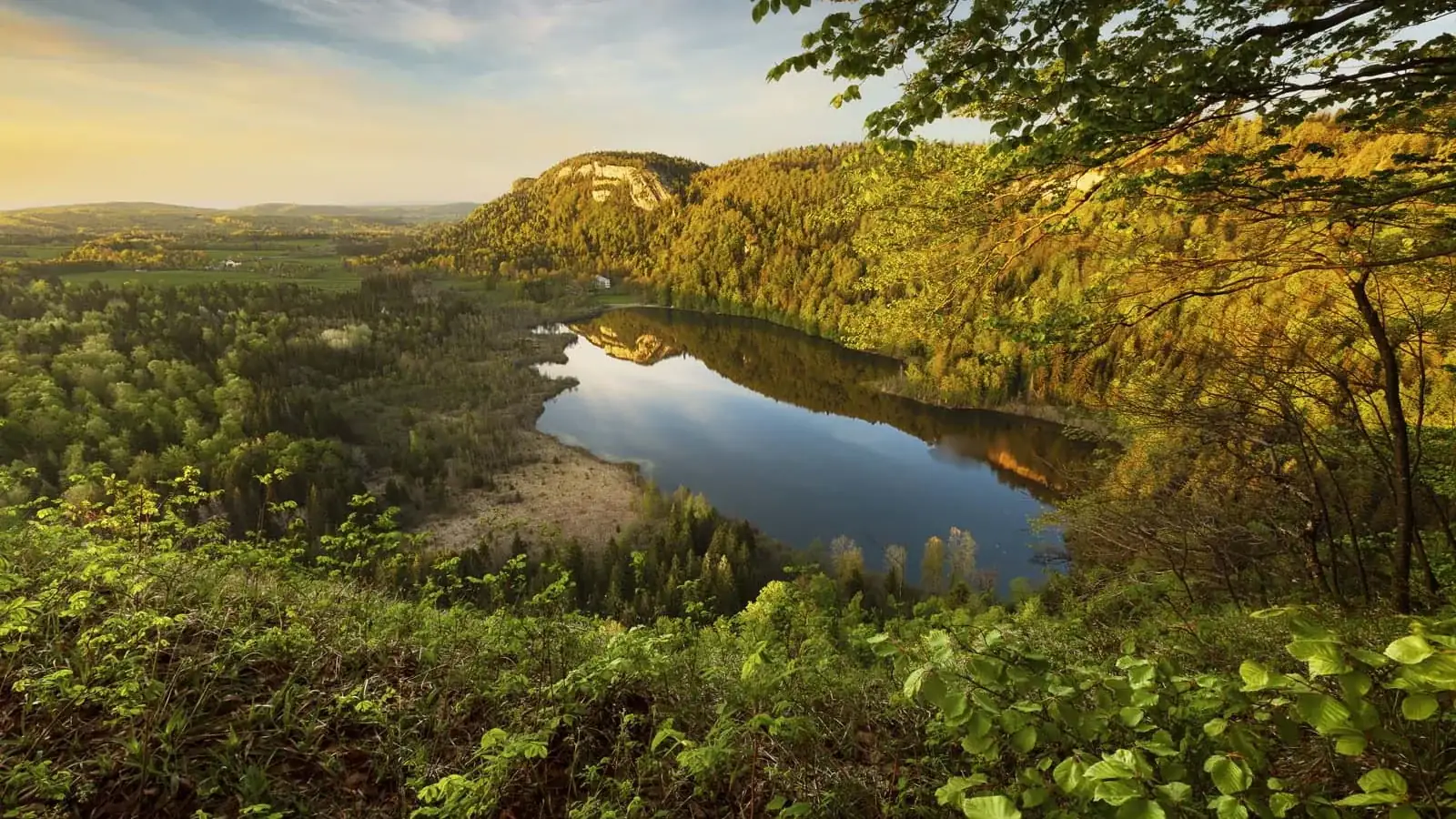 Lac de Bonlieu entouré de forêts jurassiennes