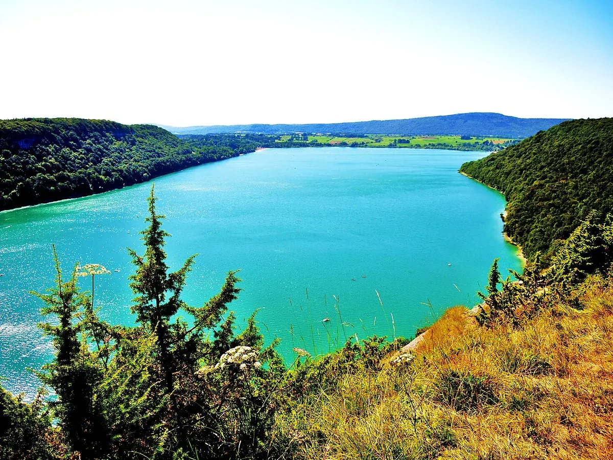 Lac de Chalain et ses eaux turquoise vus depuis les hauteurs