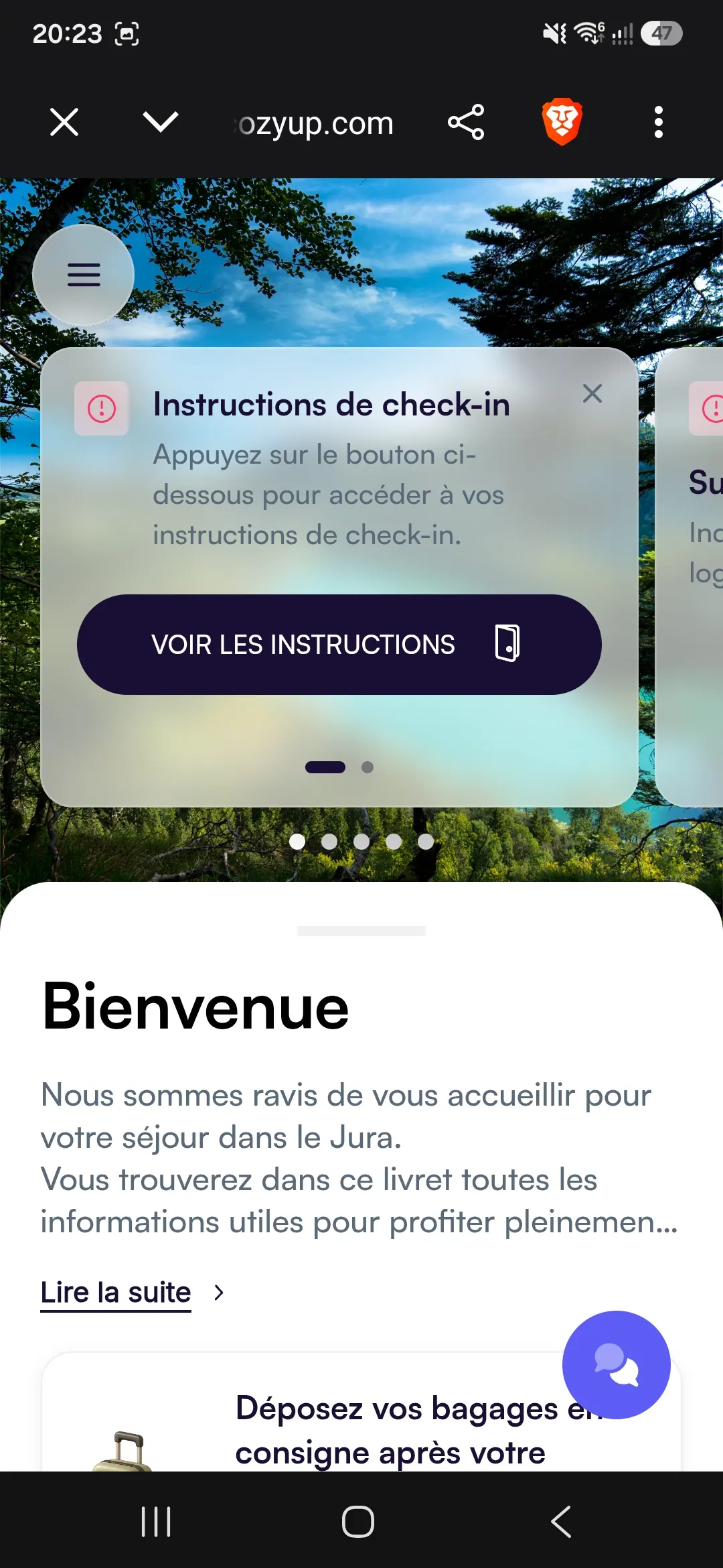 Instructions de check-in présentées dans un livret d’accueil digital sur téléphone