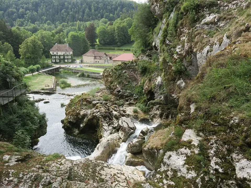 Pertes de l’Ain à Syam entre rivière, rochers calcaires et forêt