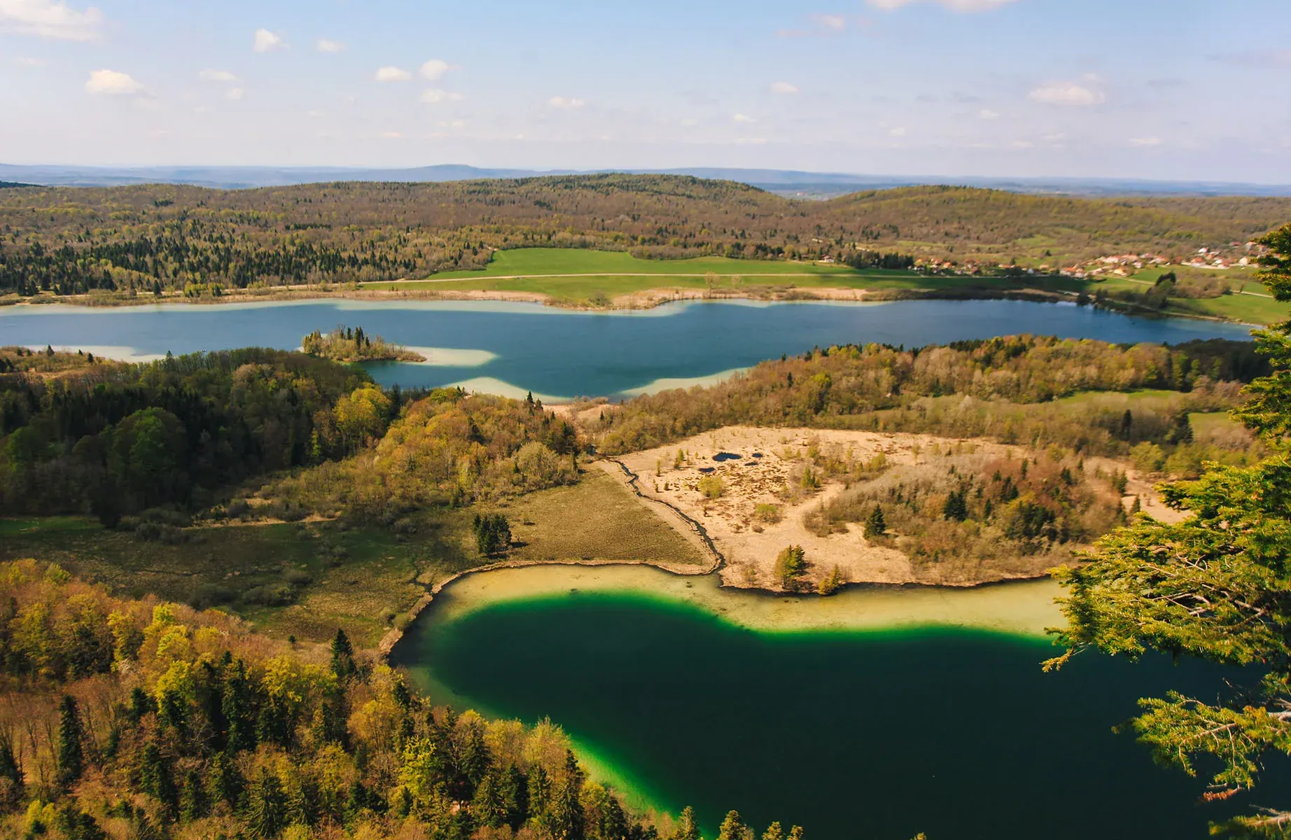 Panorama réel sur les quatre lacs du Jura depuis les hauteurs