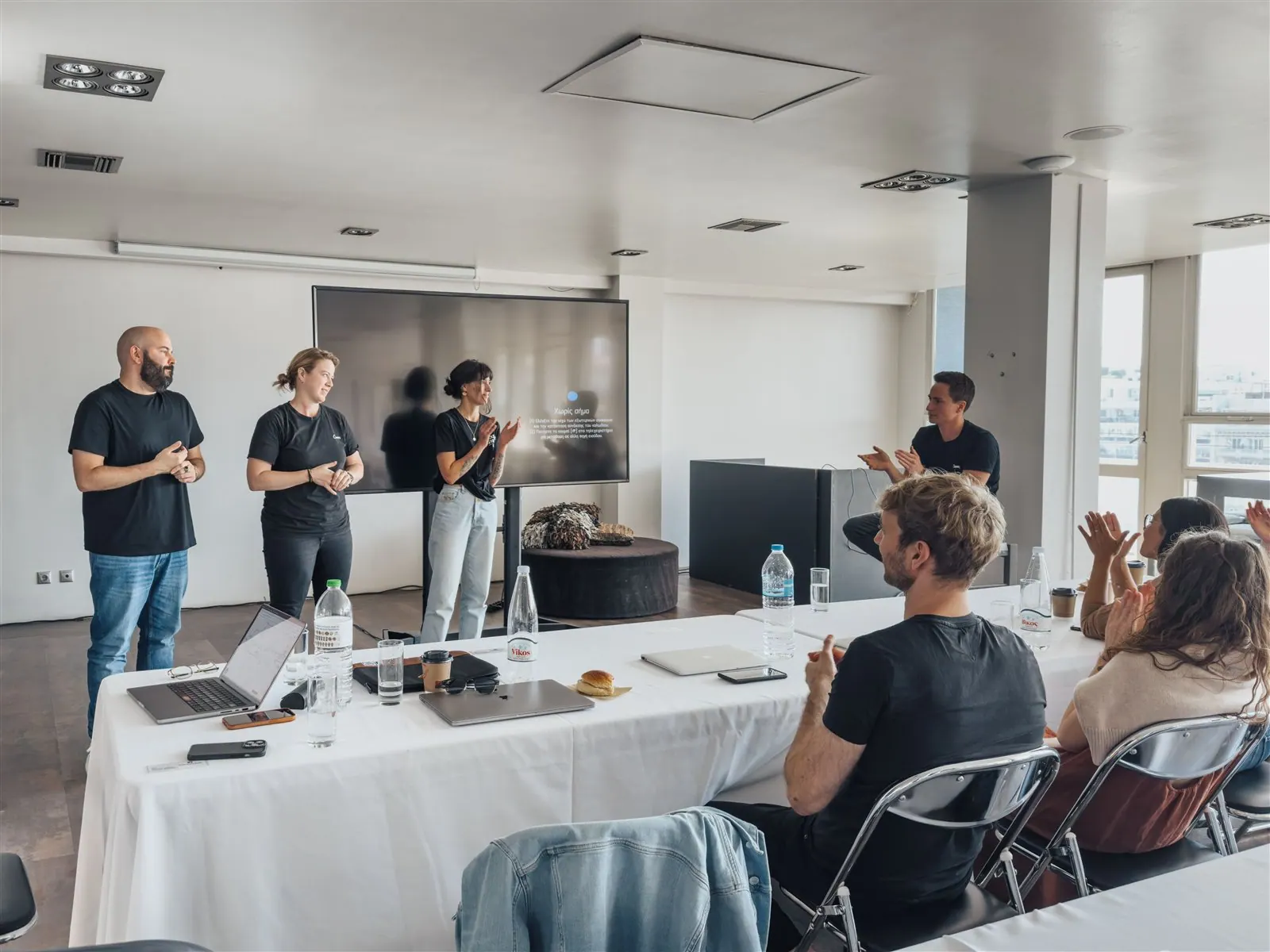 Équipe réunie pendant un workshop collaboratif