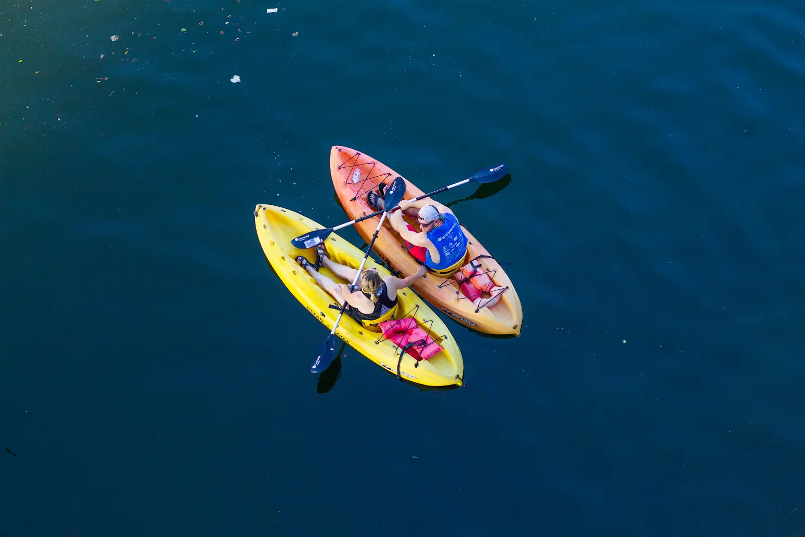 Deux participants en kayak sur un lac pendant une activité collective